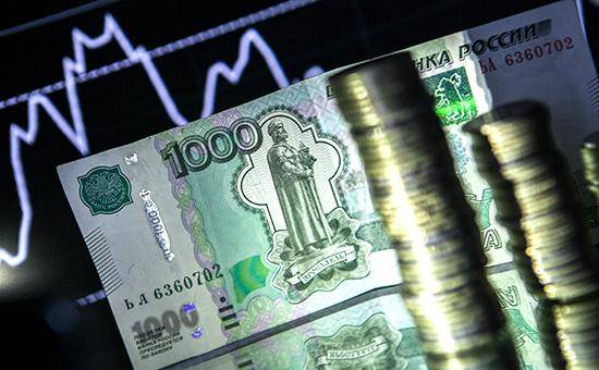 Рубль резко упал после решения ЦБ возобновить скупку валюты