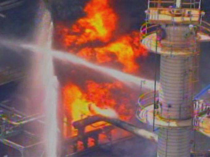 Во Франции взрывы и пожар на нефтехимическом заводе