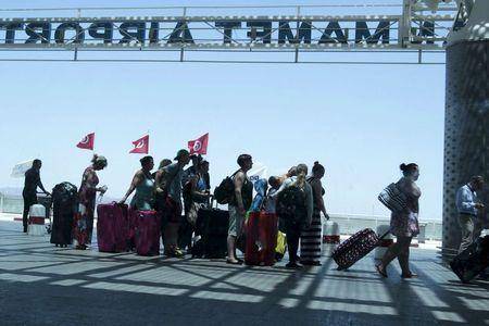 Туристы в панике бегут из Туниса