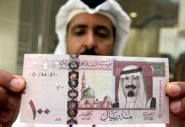 Саудовская Аравия вынуждена брать деньги в долг
