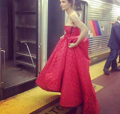 Кэти Холмс поразила пассажиров метро вечерним платьем