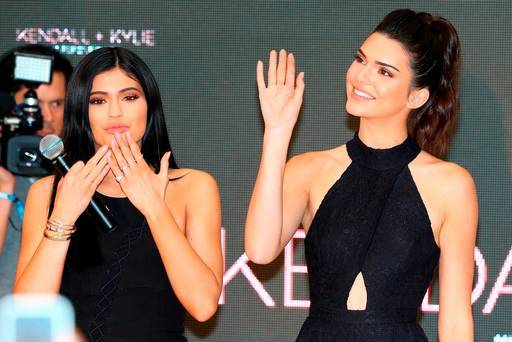 В Сиднее сестер Дженнер забросали яйцами В Сиднее сестер Дженнер забросали яйцами