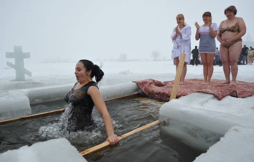 Празднуем  Крещение Господне. Как и когда купаться в проруби и надо ли это делать вообще?