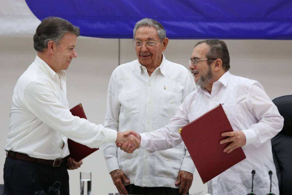 Президент Колумбии и лидер бывших повстанцев подписали соглашение о мире