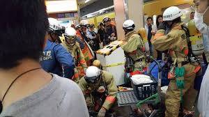 Появилось видео с места вероятного распыления газа в токийском метро