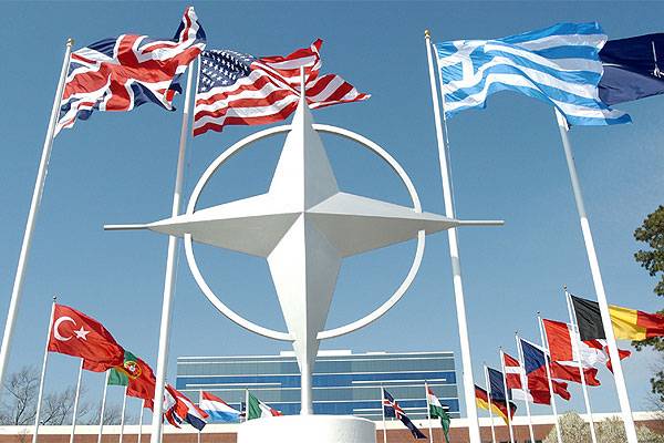 НАТО водит хоровод вокруг России