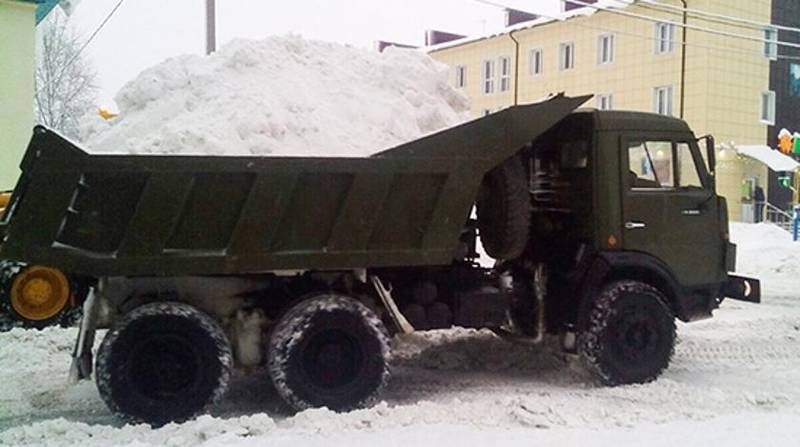 На помощь заснеженной Москве бросили военных