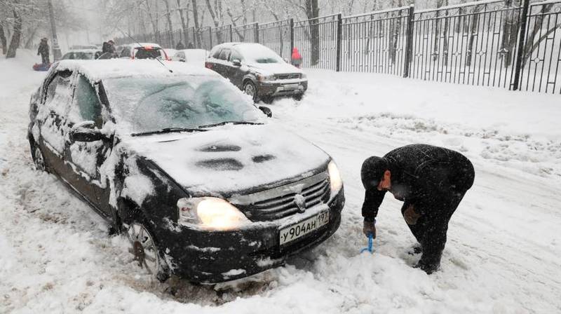 Москвичи скупают бешено лопаты