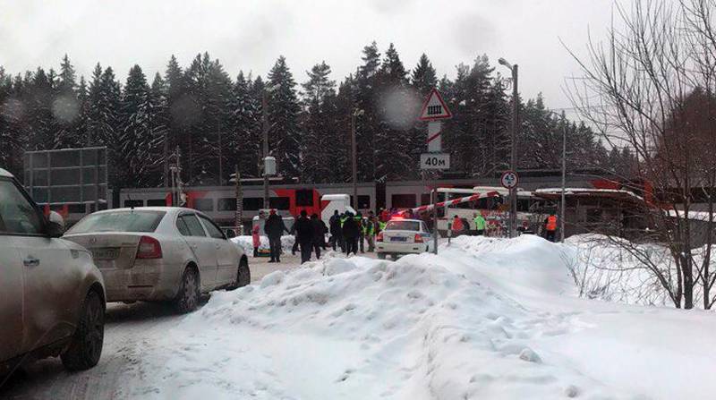 Под Петербургом поезд врезался в туристический автобус