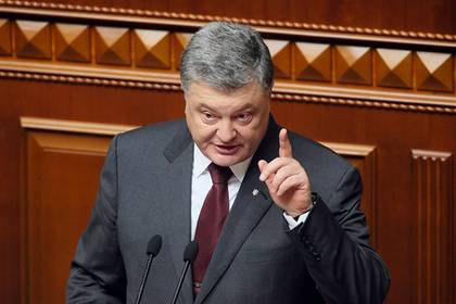 Порошенко решил запретить флаг России во всем мире