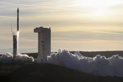 США запустили ракету Atlas V с военными аппаратами