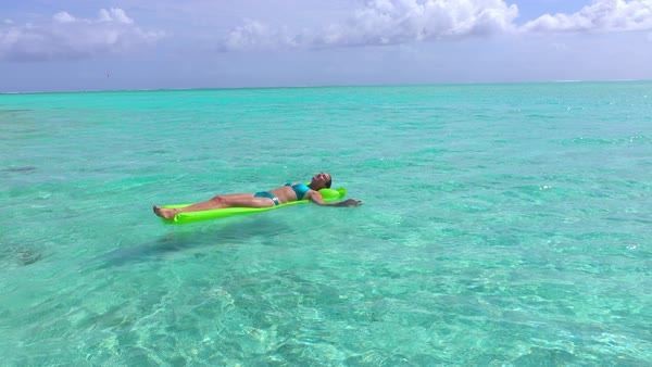 Туристка из России провела 20 часов в открытом море на надувном матрасе
