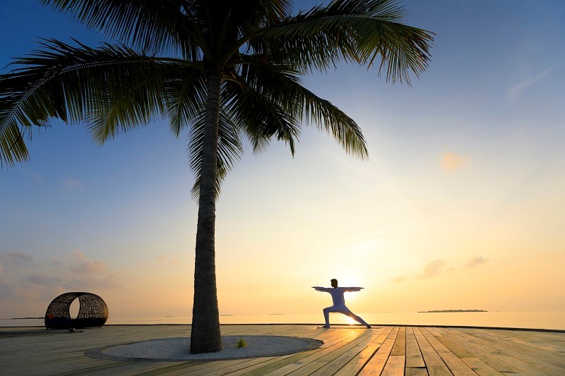 Время йоги в Dhigali Maldives.