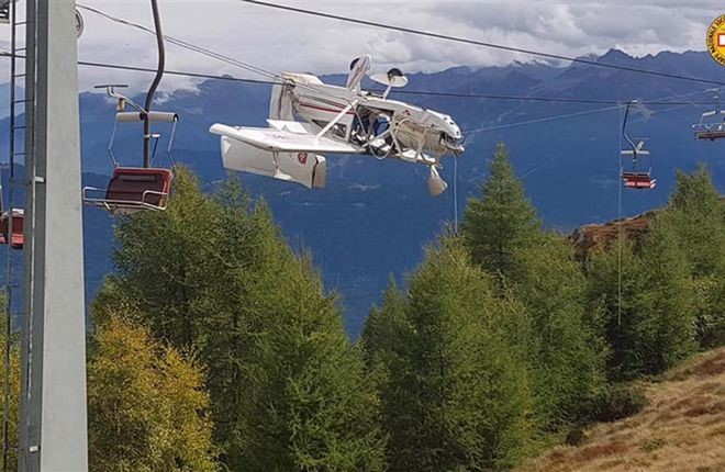 Самолет в Альпах запутался в проводах
