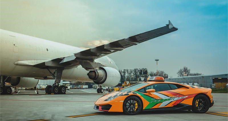 На работу в итальянский аэропорт поступил новый Lamborghini