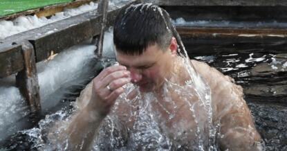 Мужчина окунул плачущего годовалого сына в прорубь в 30-градусный мороз