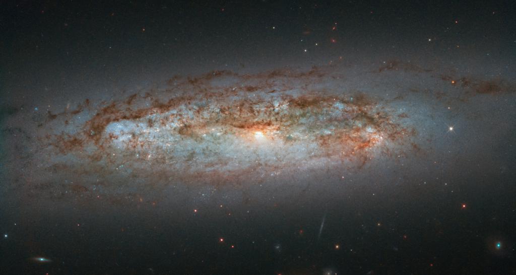 Посмотрите на удивительный снимок галактики в созвездии Насос