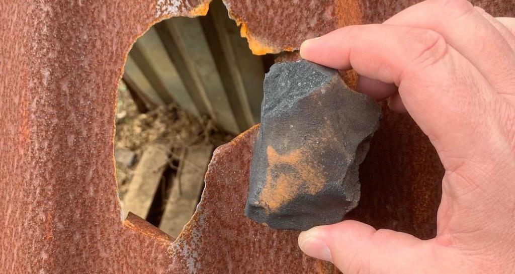 Упавший на жилой дом метеорит оказался полон сюрпризов