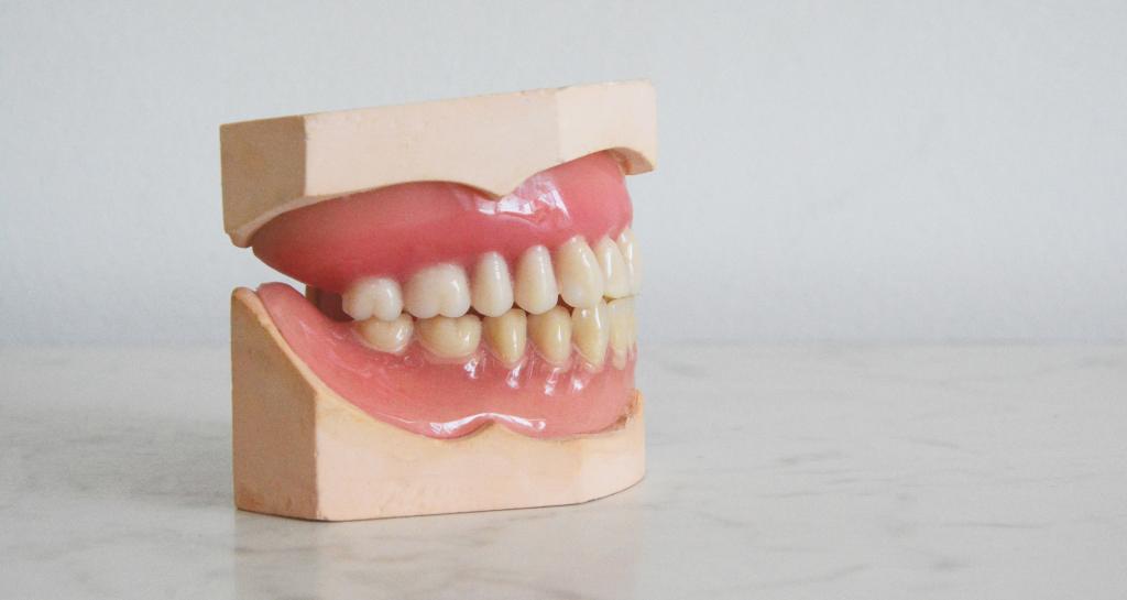 Австралийские дантисты рассказали о пользе зубной нити