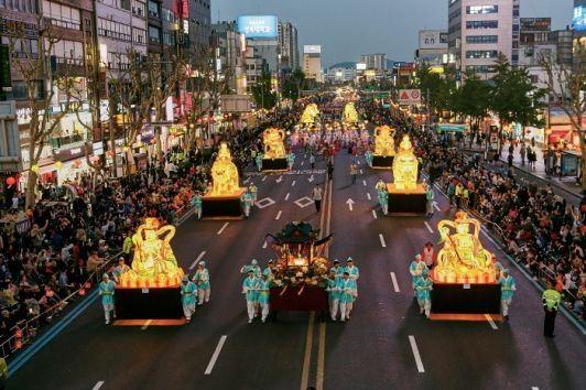 Фестиваль лотосовых фонарей в Сеуле