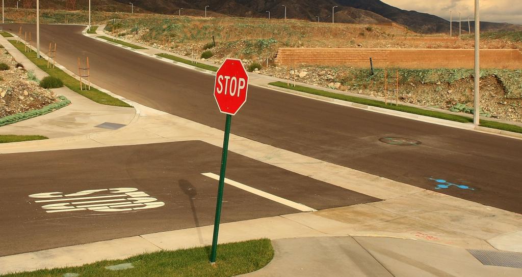 Почему знак STOP — это красный восьмиугольник