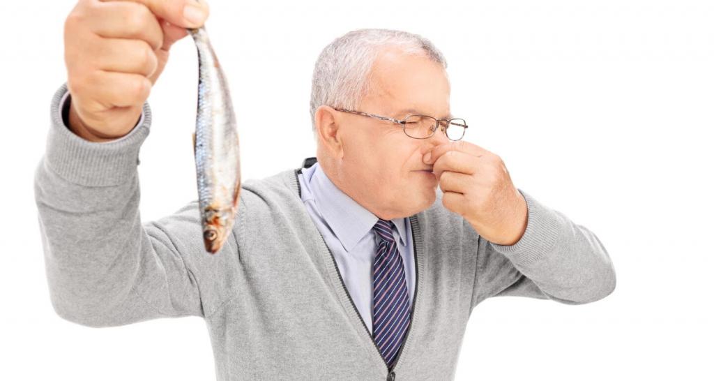 Почему для некоторых людей тухлая рыба пахнет карамелью и корицей