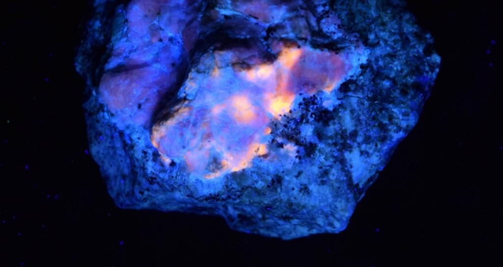 Ученые выяснили, как хакманиты светятся в темноте