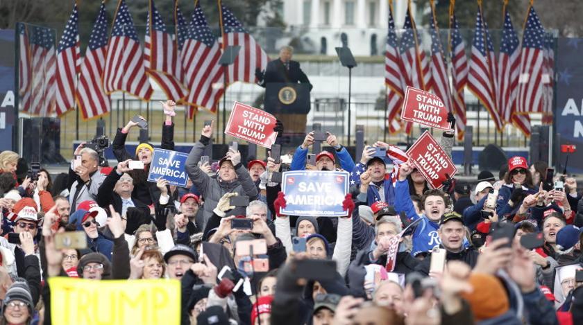 Сенаторы в панике: сторонники Трампа ворвались в здание конгресса США