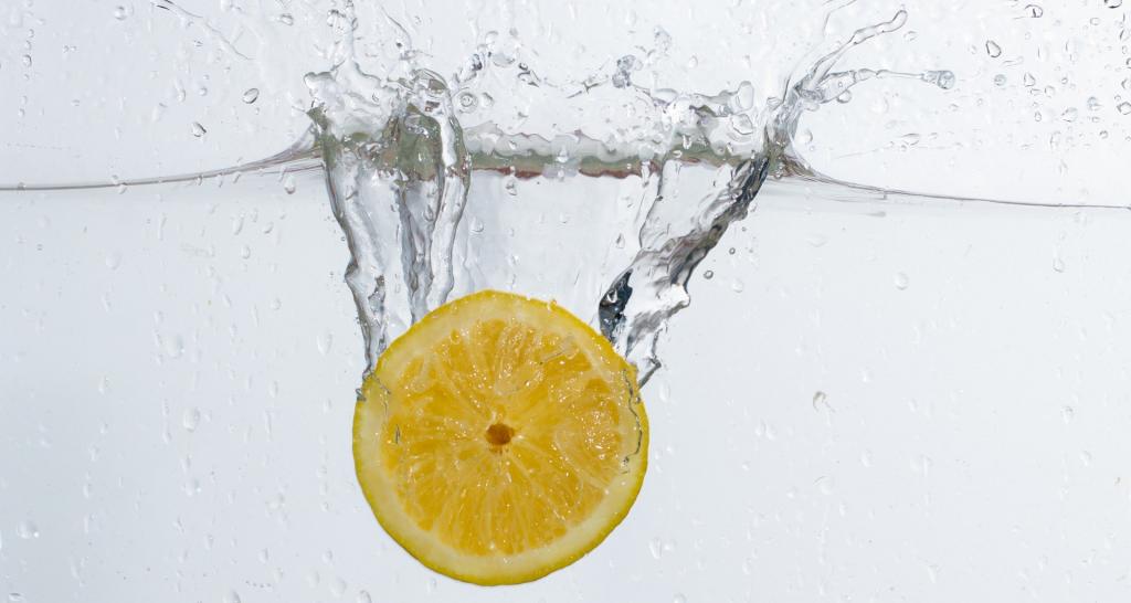Почему важно начинать день со стакана воды с лимоном: 5 причин