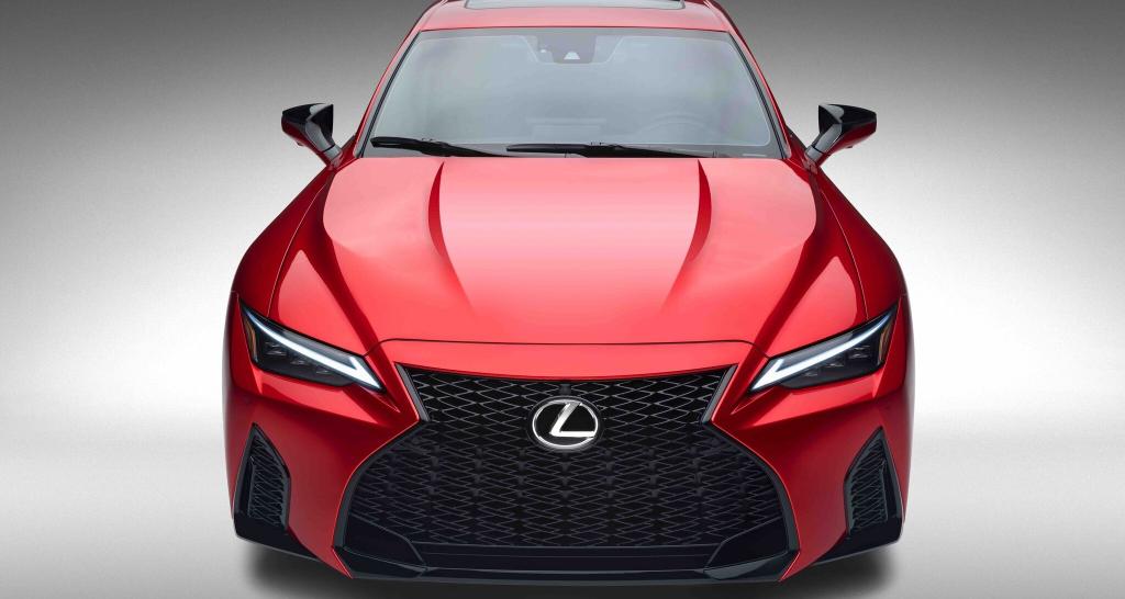 Lexus представил новый IS с 5-литровым двигателем V8