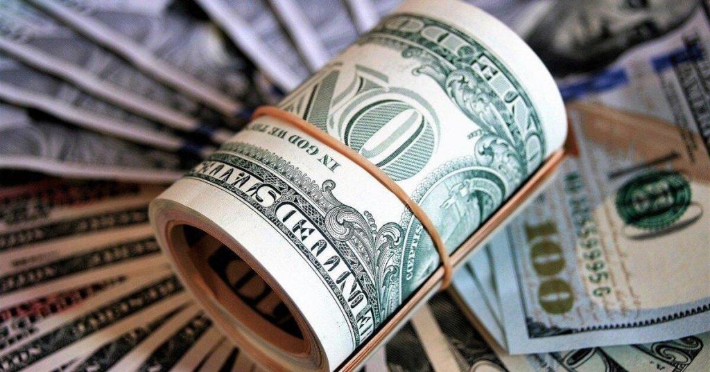 ЦБ РФ понизил официальные курсы евро и доллара
