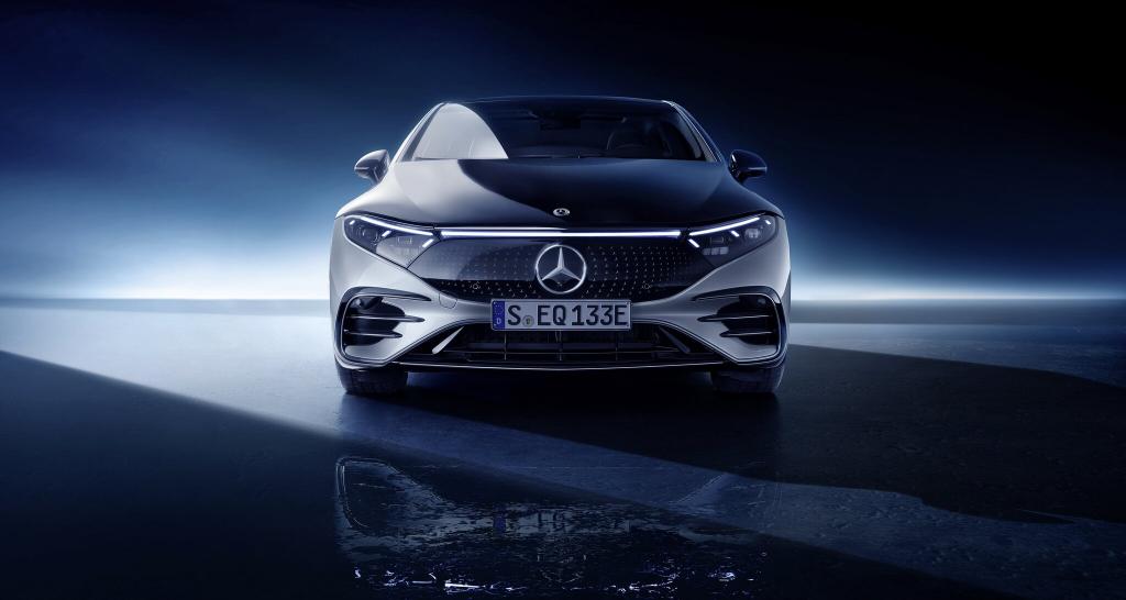Mercedes-Benz рассекретил флагманский электромобиль EQS с 56-дюймовым дисплеем. И возможностью онлайн-покупки опций