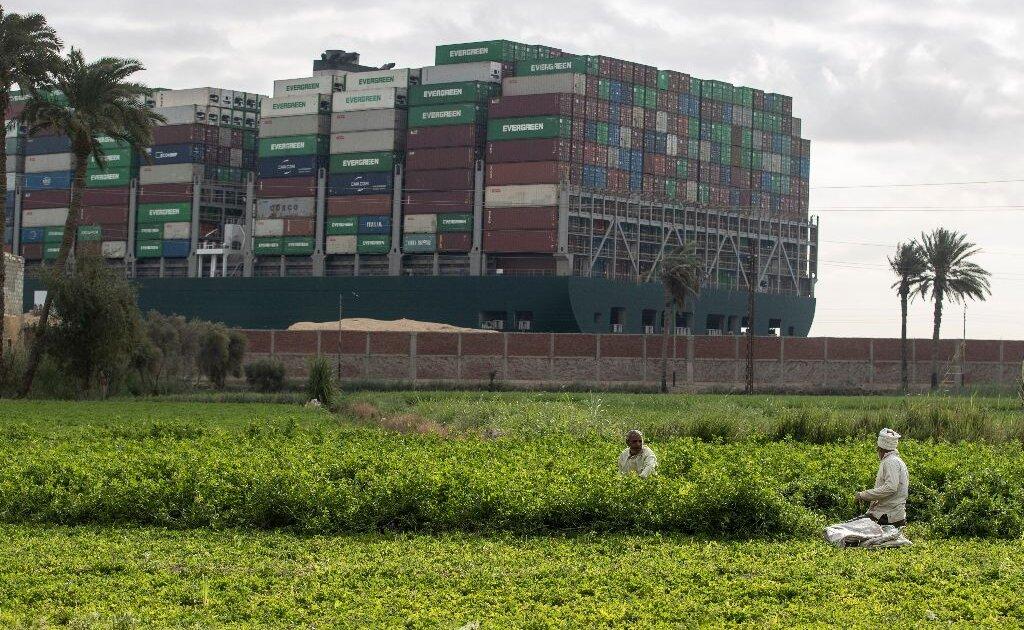 В Египте решили расширить Суэцкий канал после случая с застрявшим в нем контейнеровозом