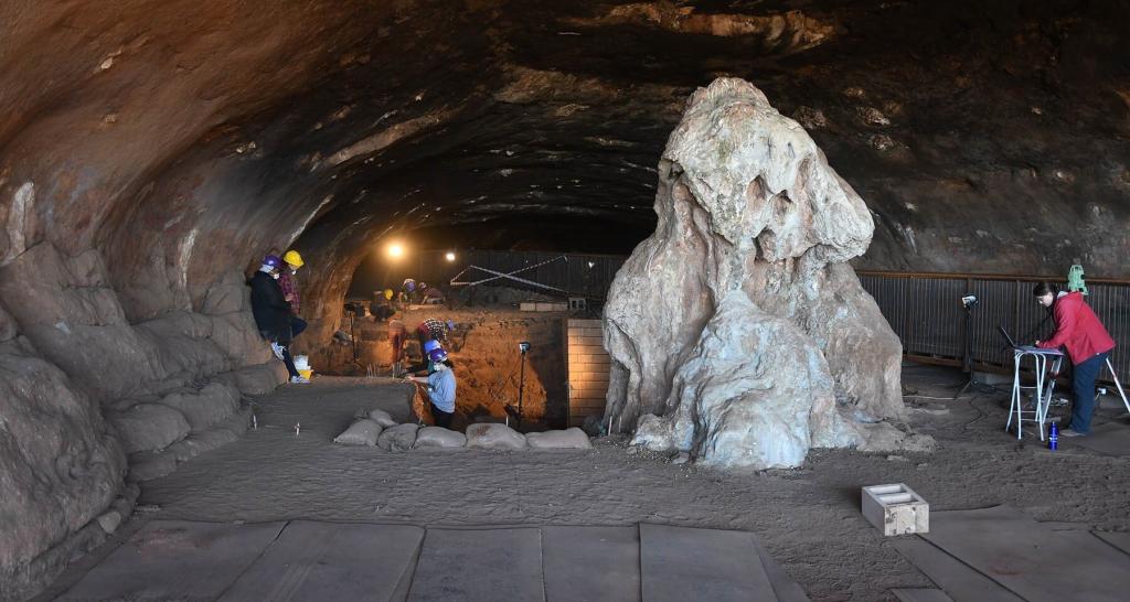В южно-африканской пещере Вандерверк обнаружено древнейшее человеческое поселение