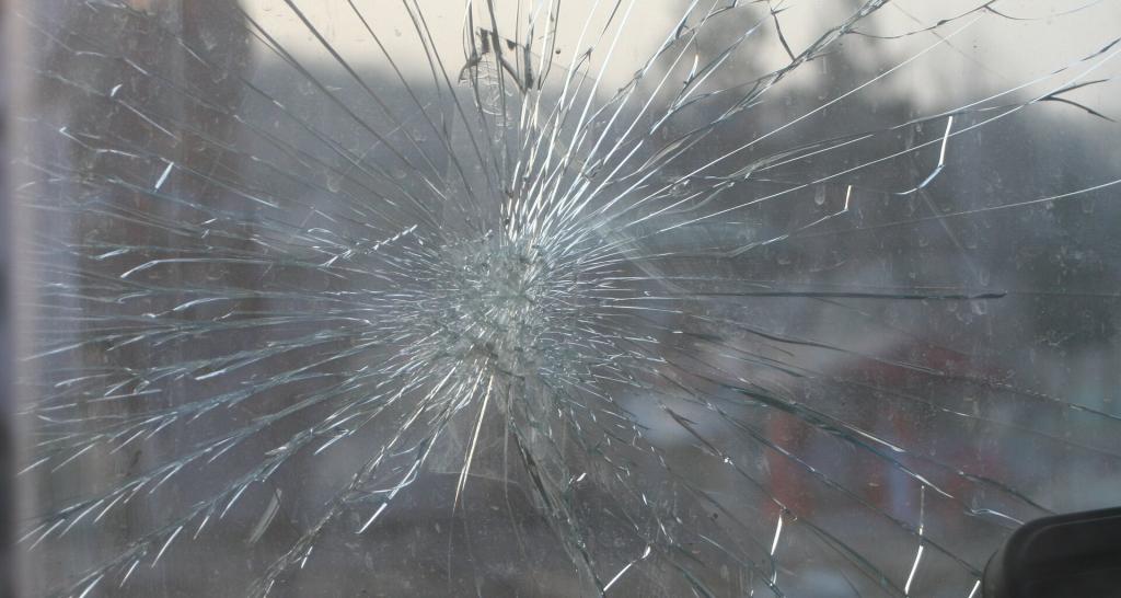 Почему ездить с трещиной на ветровом стекле опасно