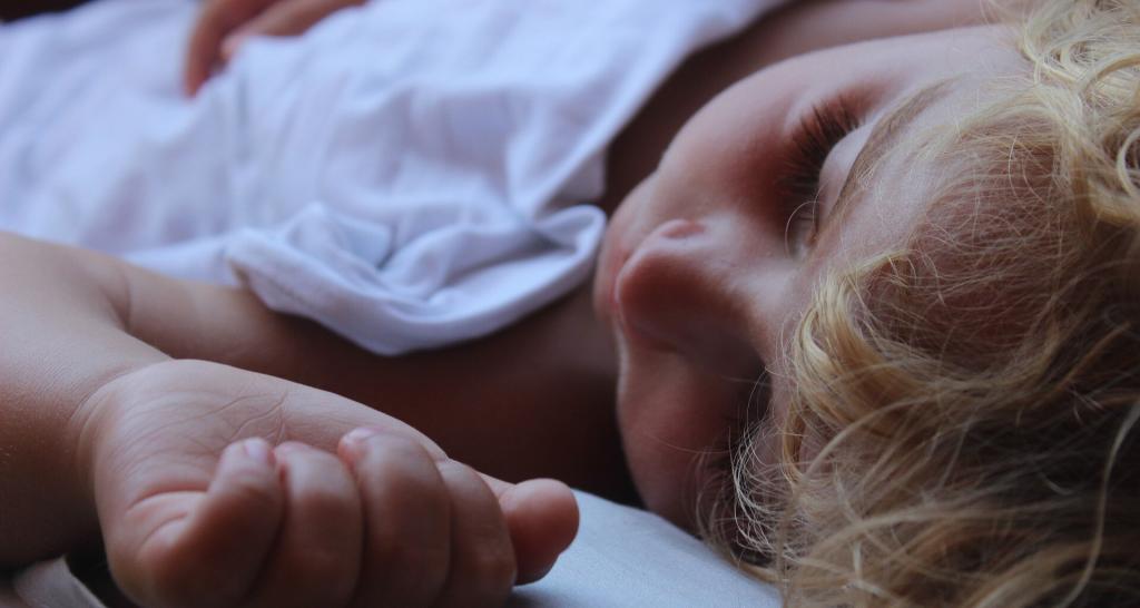 Исследование показало, что медитация и тренировки осознанности помогают детям лучше спать