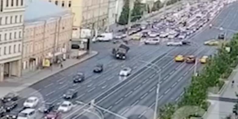 Грузовик перевернулся и перекрыл три полосы движения в центре Москвы