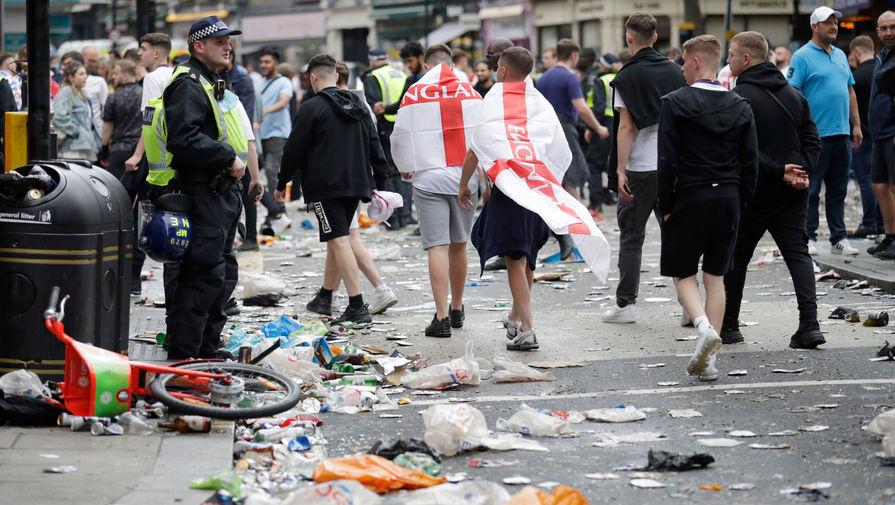 Фанаты сборной Англии бросают бутылки в полицейских перед "Уэмбли"