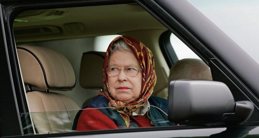 Почему британская королева никогда не пристёгивается