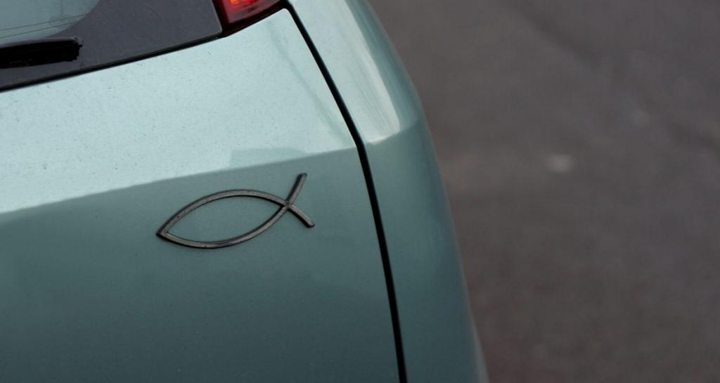 Почему некоторые наклеивают стилизованное изображение рыбы на автомобиль и что это значит