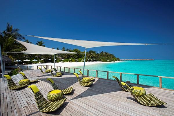 Chill Bar на берегу лагуны в Velassaru Maldives