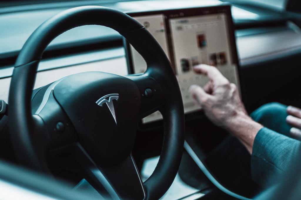 Сбой на серверах Tesla заблокировал электромобили у сотен пользователей по всему миру