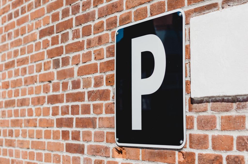 Сложная ситуация на парковке: угадайте, имеет ли право водитель парковаться в указанном месте