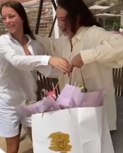 Яхта и нескромное платье. Как Алина Загитова отметила 20-летие в Дубае