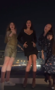 Яхта и нескромное платье. Как Алина Загитова отметила 20-летие в Дубае