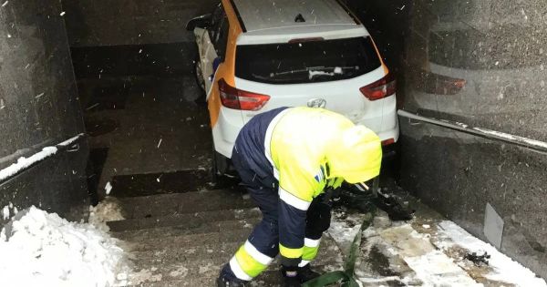 Водитель автомобиля каршеринга съехал в подземный пешеходный переход в Москве