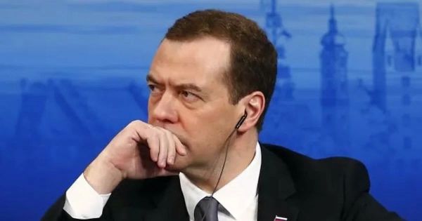 Медведев предложил прекратить торговлю продуктами с недружественными странами