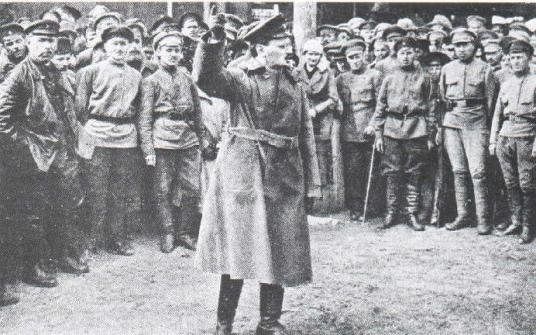 Лев Троцкий на митинге красноармейцев. Источник: Википедия