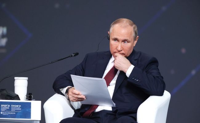 Синхронный переводчик выругался во время встречи Путина на ПМЭФ
