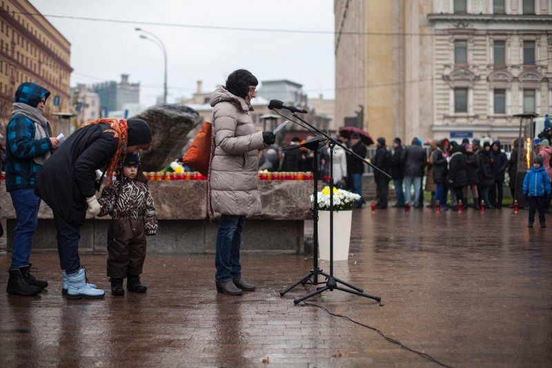 Возвращение имен. Акция «Возвращение имен» на Лубянке.. Соловецкий камень в Москве акция «Возвращение имен. Акция Возвращение имен. Акция в Москве Возвращение имен.